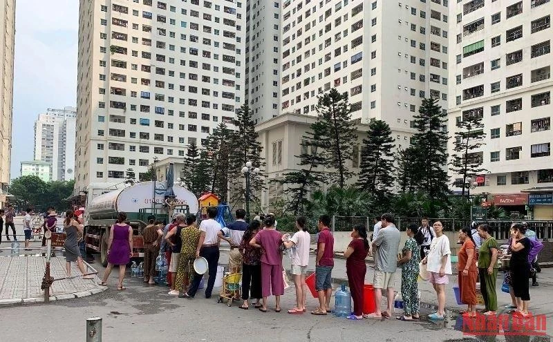 Ảnh tư liệu: Người dân xếp hàng lấy nước sạch ở chung cư HH Linh Đàm, Hoàng Liệt, Hoàng Mai, Hà Nội.