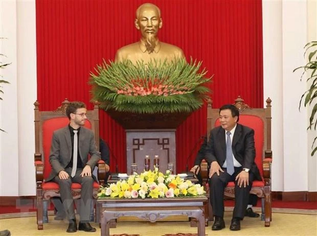 Đồng chí Nguyễn Xuân Thắng tiếp Đoàn đại biểu cấp cao Đảng Cánh tả Đức do ông Tobias Bank, Tổng Thư ký làm Trưởng Đoàn. (Ảnh: Phương Hoa/TTXVN)