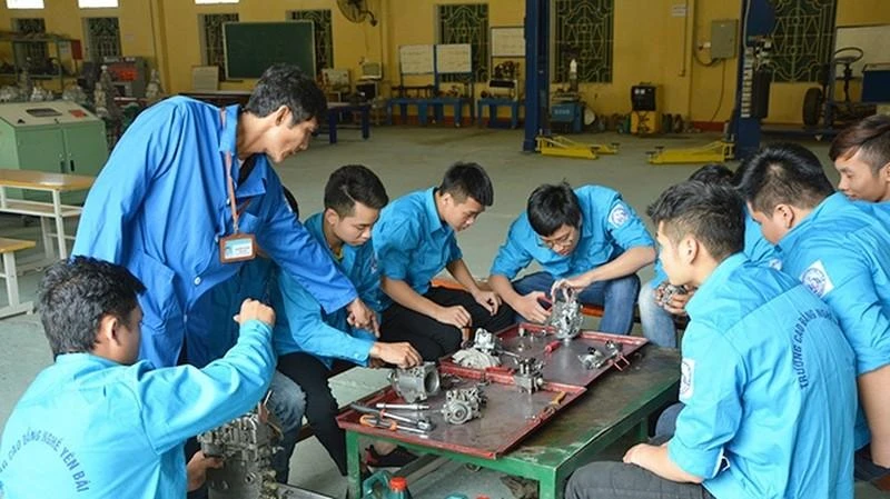 Lớp dạy nghề sửa xe máy ở Trường cao đẳng nghề Yên Bái. (Ảnh: CHUNG SƠN và TOÀN TUẤN)
