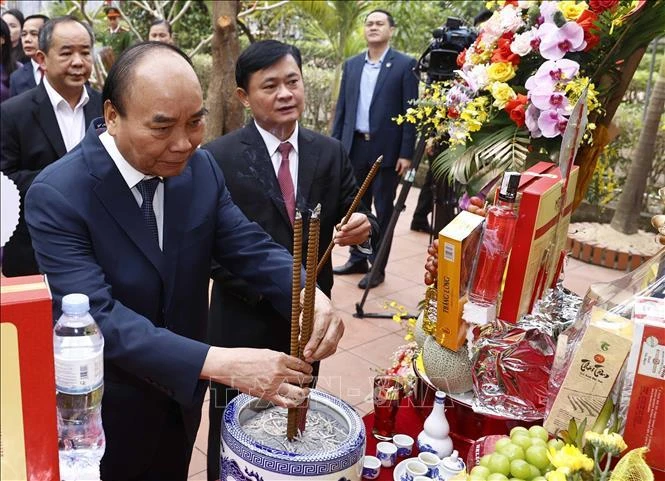 Chủ tịch nước Nguyễn Xuân Phúc dâng hương tại bia tưởng niệm nữ sĩ Hồ Xuân Hương. (Ảnh: Thống Nhất/TTXVN)