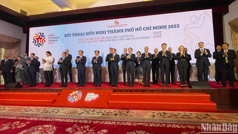 Các đại biểu dự Hội nghị chụp ảnh chung với lãnh đạo Thành Phố Hồ Chí Minh.