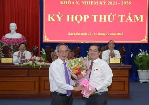 Bí thư Tỉnh ủy, Chủ tịch Hội đồng nhân dân tỉnh Bạc Liêu Lữ Văn Hùng tặng hoa chúc mừng đồng chí Huỳnh Chí Nguyện được bầu giữ chức Phó Chủ tịch Ủy ban nhân dân tỉnh Bạc Liêu.