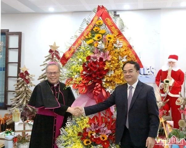Thứ trưởng Nội vụ Vũ Chiến Thắng tặng hoa chúc mừng Giáng sinh đến Tổng Giám mục Giuse Nguyễn Chí Linh và các chức sắc tại Tòa Tổng Giám mục Giáo phận Huế.