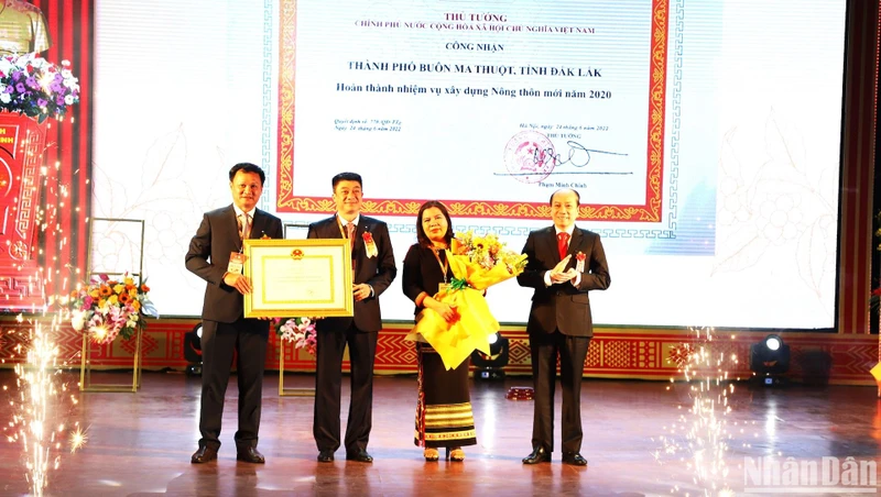 Thừa ủy quyền của Thủ tướng Chính phủ, Chủ tịch Ủy ban nhân dân tỉnh Đắk Lắk Phạm Ngọc Nghị trao Quyết định của Thủ tướng Chính phủ công nhận thành phố Buôn Ma Thuột hoàn thành Chương trình xây dựng nông thôn mới cho lãnh đạo thành phố Buôn Ma Thuột.