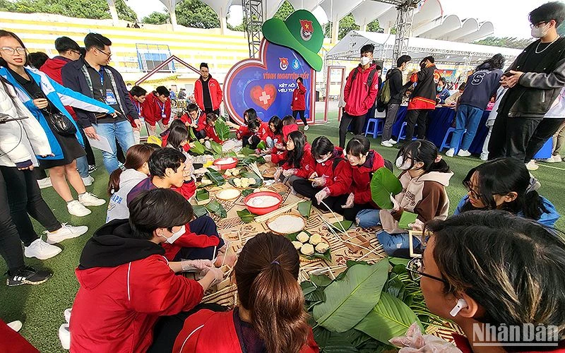 Khu vực trải nghiệm “Tình nguyện tốt” với hoạt động gói bánh chưng tặng người dân, thanh thiếu nhi hoàn cảnh khó khăn dịp Tết Nguyên đán. (Ảnh: Linh Phan)