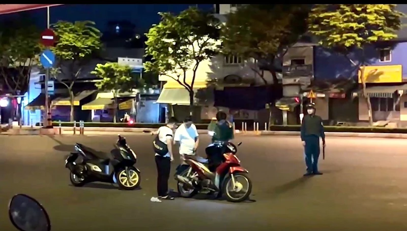 Cơ quan chức năng khám nghiệm hiện trường sau vụ việc. (Ảnh: CTV)
