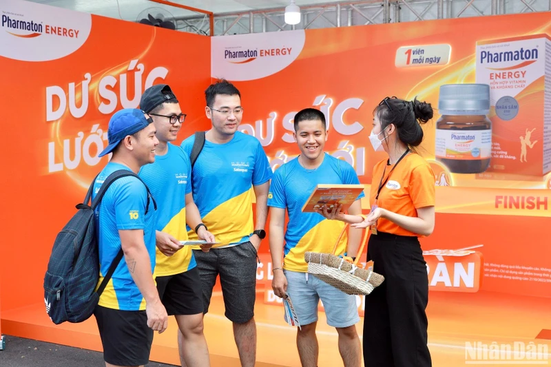 Các vận động viên tranh tài tại giải Salonpas HCMC Marathon 2023.