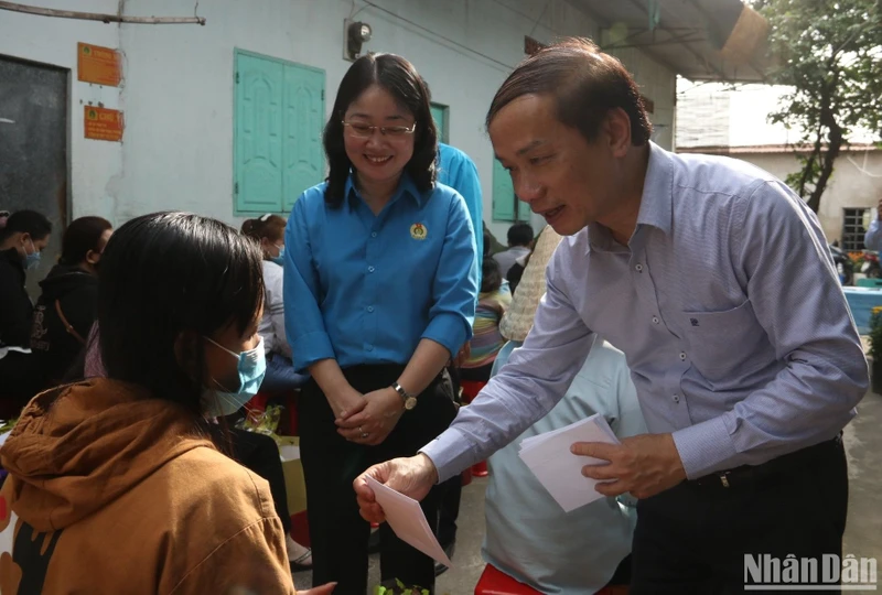 Phó Trưởng Ban Thường trực Ban Dân vận Trung ương Phạm Tất Thắng trao tặng quà và thăm hỏi công nhân lao động khó khăn ở lại Bình Dương đón Tết.