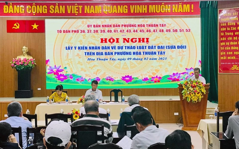 Hội nghị lấy ý kiến nhân dân về dự thảo Luật Ðất đai (sửa đổi) trên địa bàn phường Hòa Thuận Tây, quận Hải Châu, thành phố Ðà Nẵng. (Ảnh: Vũ Thủy)