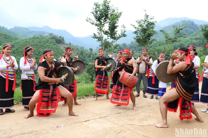 Đấu chiêng, bộ môn nghệ thuật có giá trị đặc sắc nổi bật, riêng có của dân tộc Co, Trà Bồng (Quảng Ngãi). (Ảnh: HIỂN CỪ).