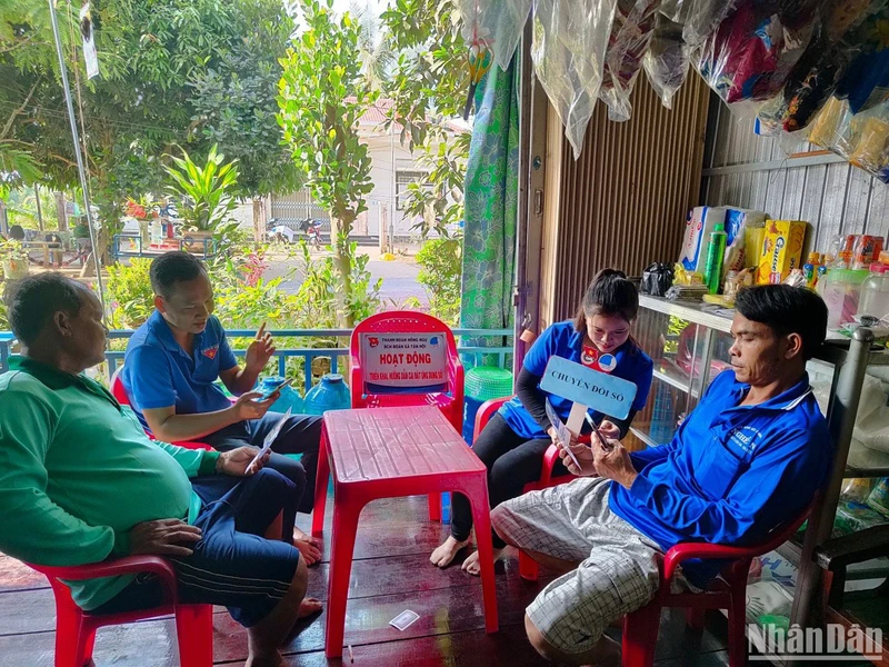 Đoàn viên xã Tân Hội, thành phố biên giới Hồng Ngự, Đồng Tháp, triển khai, hướng dẫn cài đặt ứng dụng chuyển đổi số.