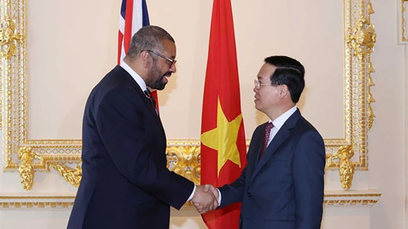 Chủ tịch nước Võ Văn Thưởng gặp Bộ trưởng Ngoại giao Anh James Cleverly. (Ảnh: Thống Nhất/TTXVN)