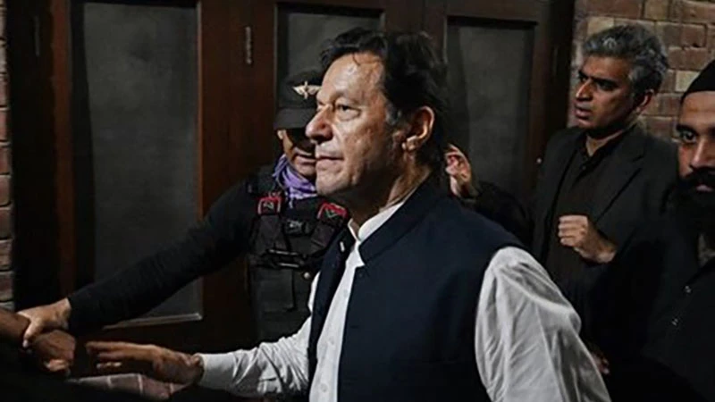 Cựu Thủ tướng Pakistan Imran Khan (phía trước) rời khỏi toà án ở Lahore, ngày 17/3/2023. (Ảnh: AFP/TTXVN)