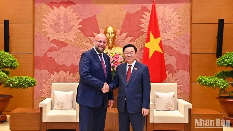 Chủ tịch Quốc hội Vương Đình Huệ và Phó Chủ tịch Hạ viện Cộng hòa Séc Jan Bartosek tại buổi tiếp. (Ảnh: Duy Linh)