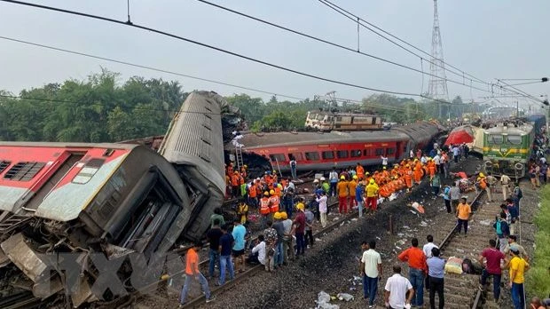 Lực lượng cứu hộ khắc phục hậu quả vụ tai nạn tàu hoả kinh hoàng ở Balasore, bang Odisha, Ấn Độ ngày 2/6/2023. (Nguồn: AFP/TTXVN)