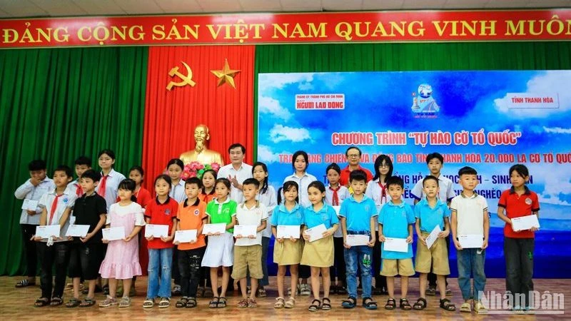 Lãnh đạo Ban Tuyên giáo Tỉnh ủy Thanh Hóa cùng Báo Người Lao động trao học bổng cho học sinh.