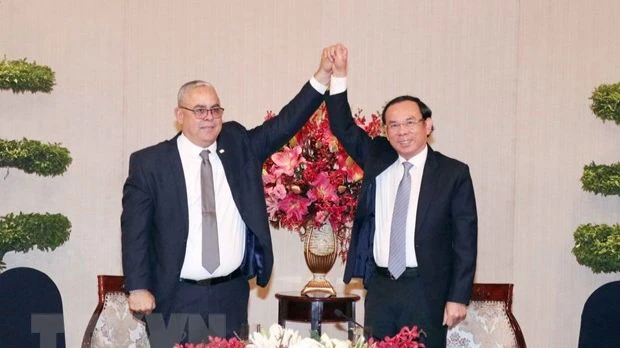 Ông Nguyễn Văn Nên (phải), Ủy viên Bộ Chính trị, Bí thư Thành ủy Thành phố Hồ Chí Minh và ông Luis Antonio Torres Iribar, Ủy viên Trung ương Đảng, Bí thư Thứ nhất Thành ủy La Habana bày tỏ tình đoàn kết. (Ảnh: Xuân Khu/TTXVN)