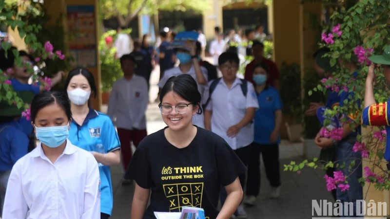 Thí sinh rời khỏi điểm thi sau buổi thi sáng 29/6. (Ảnh: SƠN BÁCH)