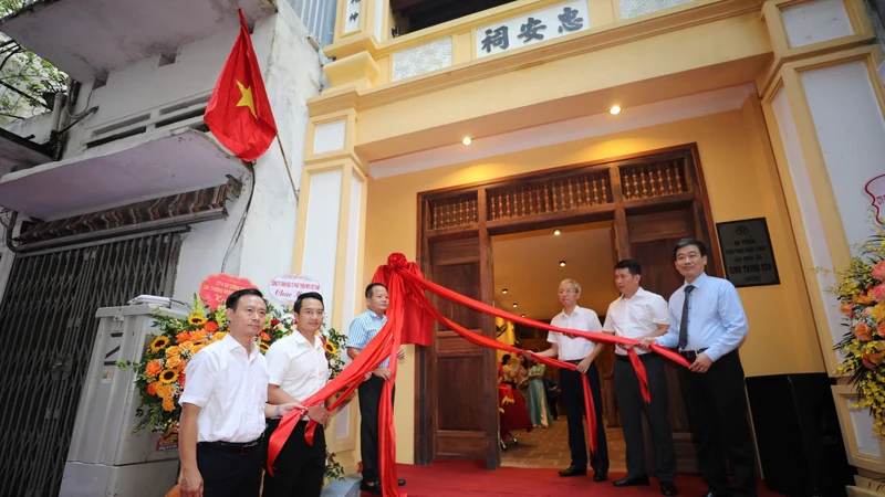 Các đại biểu tại lễ khánh thành di tích đình Trung Yên.