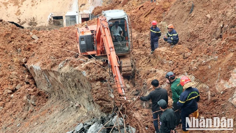 Triển khai công tác cứu hộ tìm kiếm nạn nhân bị vùi lấp tại hiện trường vụ sạt lở đất ở Đà Lạt. (Ảnh: MAI VĂN BẢO)