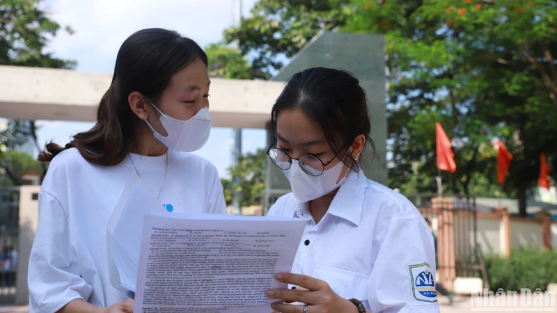 Các thí sinh hài lòng với đề thi Tiếng Anh. (Ảnh: Sơn Bách)