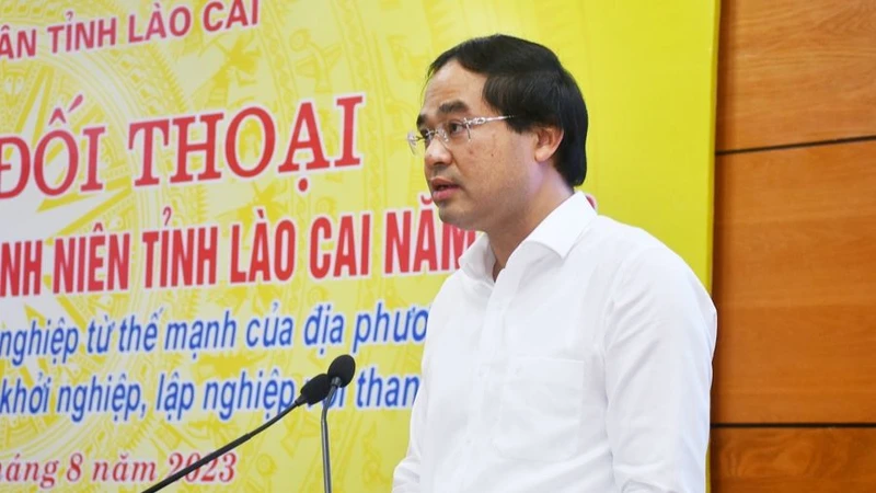 Chủ tịch Ủy ban nhân dân tỉnh Lào Cai Trịnh Xuân Trường gặp gỡ, đối thoại với đoàn viên, thanh niên. (Ảnh: THẢO CHÂU)