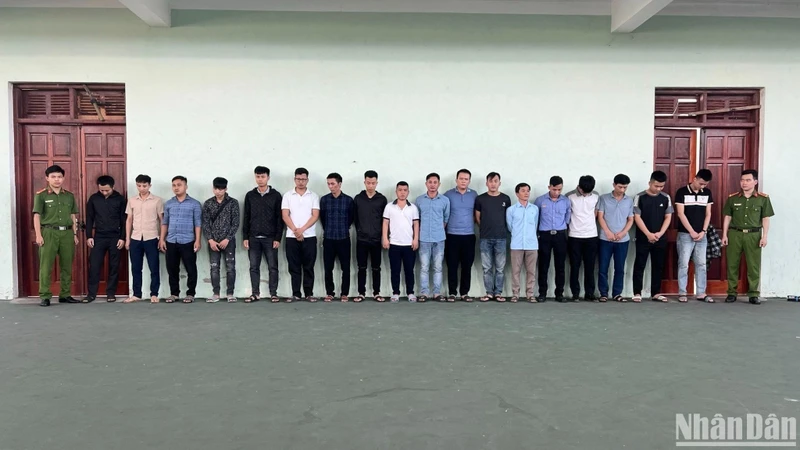 Các đối tượng tại cơ quan công an.