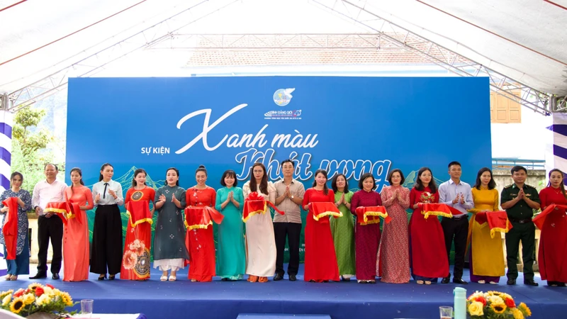 Các đại biểu, khách mời cắt băng khai mạc triển lãm "Xanh màu khát vọng" (Ảnh: Bảo tàng Phụ nữ Việt Nam) 