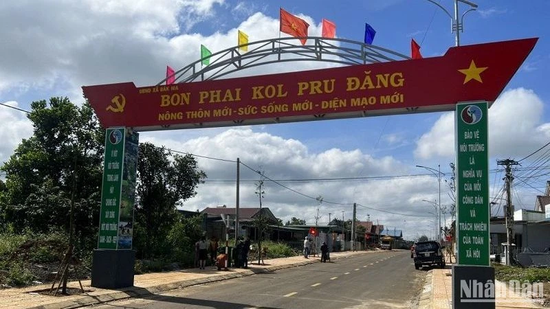 Từ quỹ bảo vệ môi trường, bon Phai Kol Pru Đăng, xã Đắk Nia, thành phố Gia Nghĩa, tỉnh Đắk Nông đã được hỗ trợ tiền để xây dựng tuyến đường sạch đẹp, thu gom rác, bảo vệ môi trường góp phần xây dựng thành công xã nông thôn mới. 