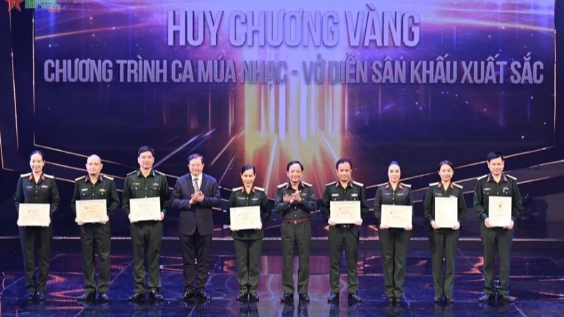 Trao Huy chương Vàng tặng các tiết mục xuất sắc.