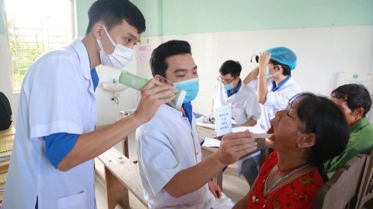 Các thầy thuốc trẻ Bệnh viện Trung ương Huế khám bệnh cho người dân có hoàn cảnh khó khăn.