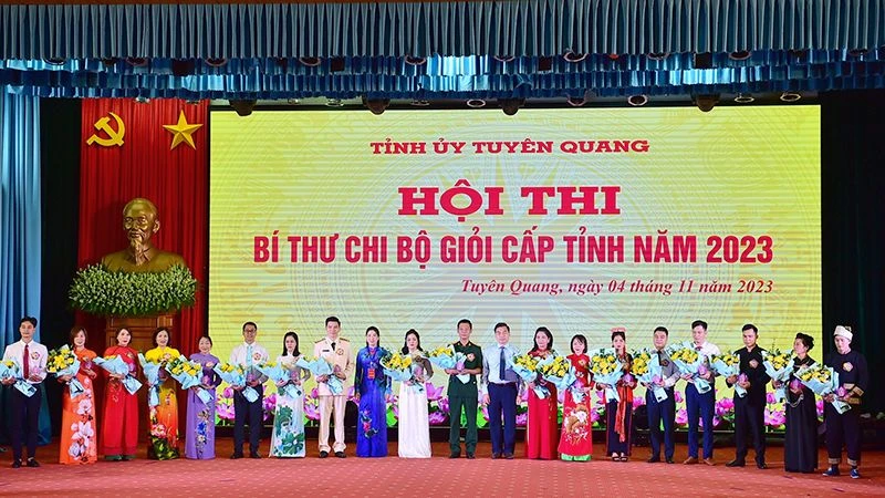 Ban Tổ chức hội thi tặng hoa và trao biểu trưng lưu niệm cho thí sinh.