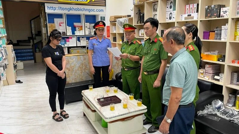 Cơ quan Công an công bố quyết định khám xét tại cơ sở kinh doanh của Hoàng Văn Cường.