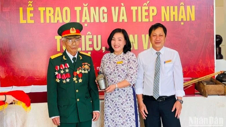 Một số Huân chương kháng chiến chống Mỹ cứu nước - hiện vật kỷ niệm kháng chiến liên quan Chủ tịch Hồ Chí Minh được các cá nhân trao tặng.