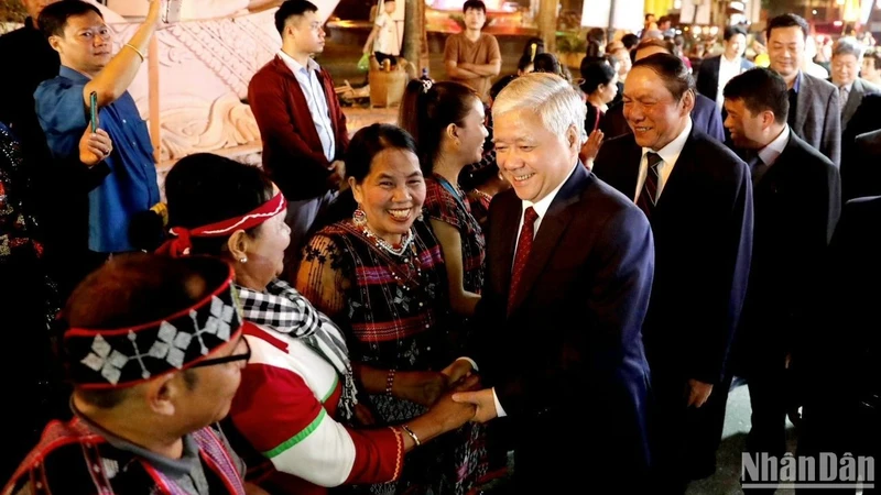  Bí thư TƯ Đảng, Chủ tịch Ủy ban TƯ MTTQ Đỗ Văn Chiến chúc mừng, thăm hỏi đồng bào. (Ảnh: KHIẾU MINH) 
