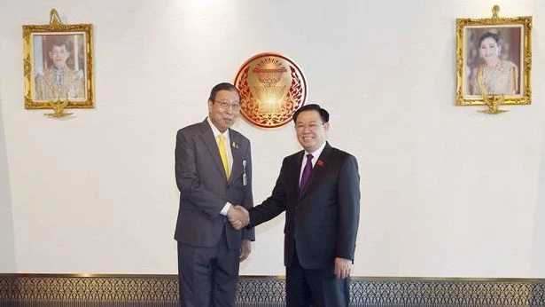 Chủ tịch Quốc hội Vương Đình Huệ và Chủ tịch Thượng viện Thái Lan Pornpetch Wichitcholchai. (Ảnh: TTXVN)