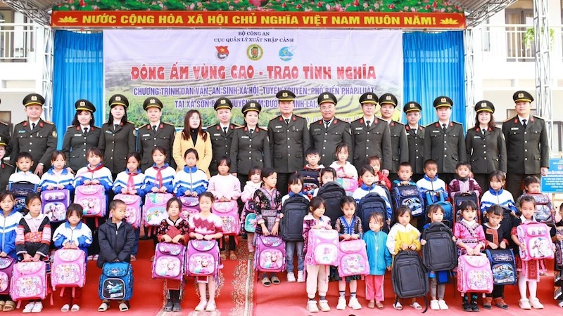 Đoàn công tác trao quà cho các cháu học sinh nghèo vượt khó, đạt thành tích tốt trong học tập.