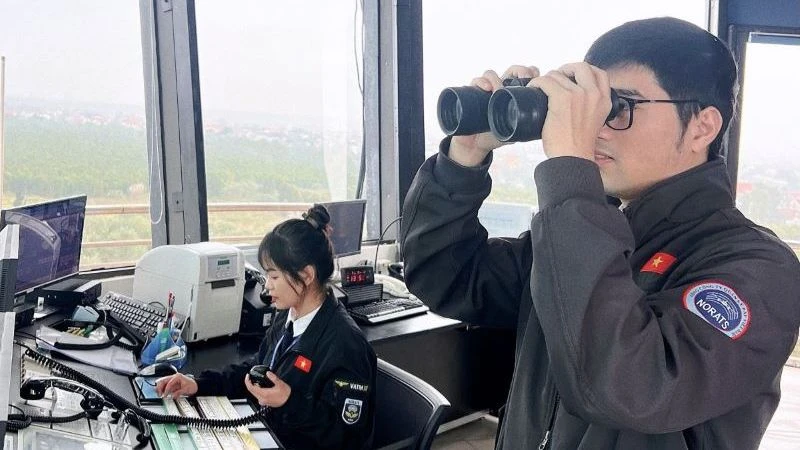 Kiểm soát viên không lưu thuộc VATM thực hiện nhiệm vụ.
