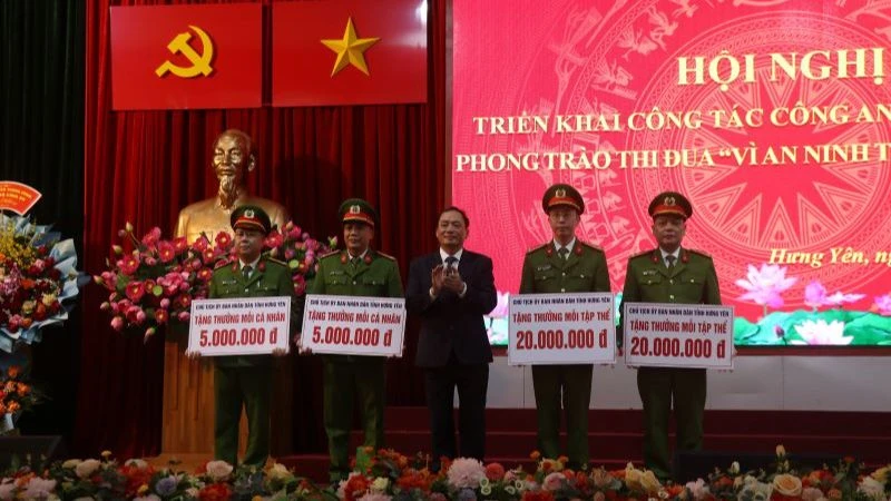 Chủ tịch UBND tỉnh Hưng Yên Trần Quốc Văn trao thưởng cho các các tập thể, cá nhân có thành tích xuất sắc tham gia điều tra, làm rõ vụ giết người, cướp tài sản; tàng trữ, sử dụng trái phép vũ khí quân dụng xảy ra ngày 26/12/2023 tại xã Cửu Cao, huyện Văn Giang, tỉnh Hưng Yên.
