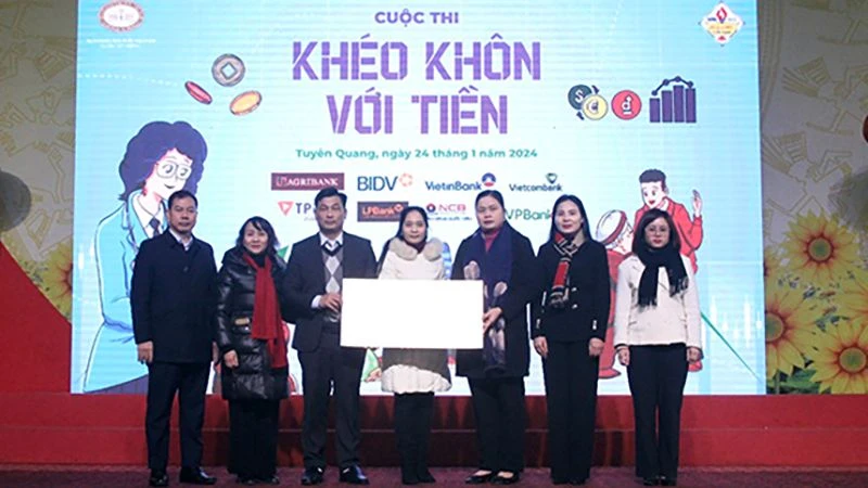 Đoàn đại biểu Quốc hội tỉnh và Ngân hàng chính sách xã hội Việt Nam chi nhánh tỉnh Tuyên Quang trao tặng máy tính cho trường THCS Lê Quý Đôn. 