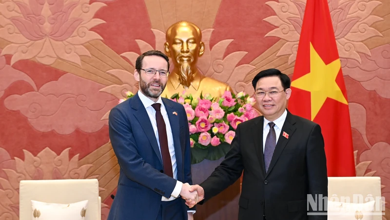 Chủ tịch Quốc hội Vương Đình Huệ tiếp Đại sứ Anh tại Việt Nam Iain Frew. (Ảnh: DUY LINH)