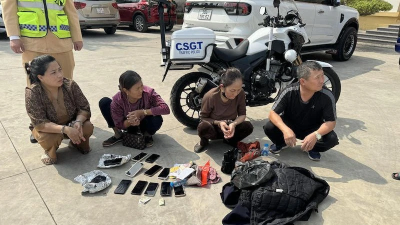 Nhóm đối tượng cùng phương tiện và tang vật tại Cơ quan Công an.