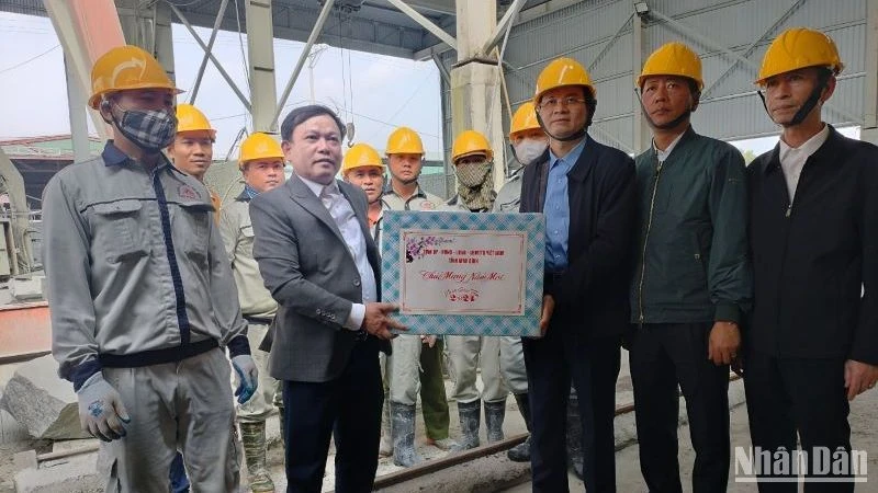 Đồng chí Bí thư Tỉnh ủy Ninh Bình Đoàn Minh Huấn và Đoàn công tác thăm, động viên, tặng quà cho cán bộ công nhân công ty Đá mỹ nghệ Xuân Phúc 236, xã Ninh Vân, huyện Hoa Lư. (Ảnh: VĂN LÚA)
