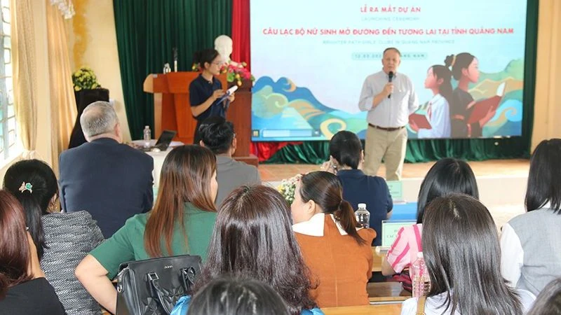 Quang cảnh lễ ra mắt Câu lạc bộ Nữ sinh mở đường đến tương lai tại Quảng Nam.