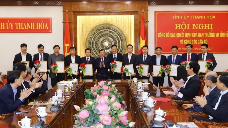 Lãnh đạo Tỉnh ủy Thanh Hóa trao quyết định và tặng hoa chúc mừng các cán bộ điều động, luân chuyển.