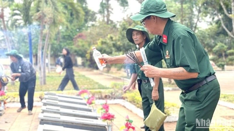 Sau lễ cầu siêu các cựu chiến binh đã cùng tỏa đi thắp hương trên các phần mộ, tưởng niệm đồng đội nằm lại tại Nghĩa trang Liệt sĩ Đức Cơ. (Ảnh: ĐỨC THỤY)