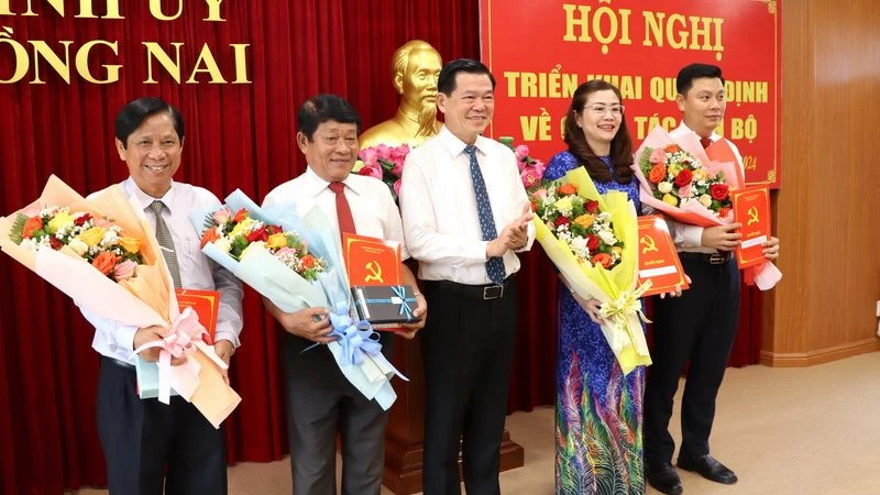 Bí thư Tỉnh ủy Đồng Nai Nguyễn Hồng Lĩnh trao quyết định, tặng hoa chúc mừng 4 đồng chí nhận quyết định.