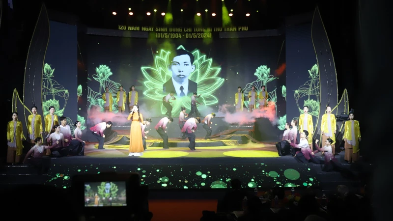 Chương trình nghệ thuật "Hãy giữ vững chí khí chiến đấu".