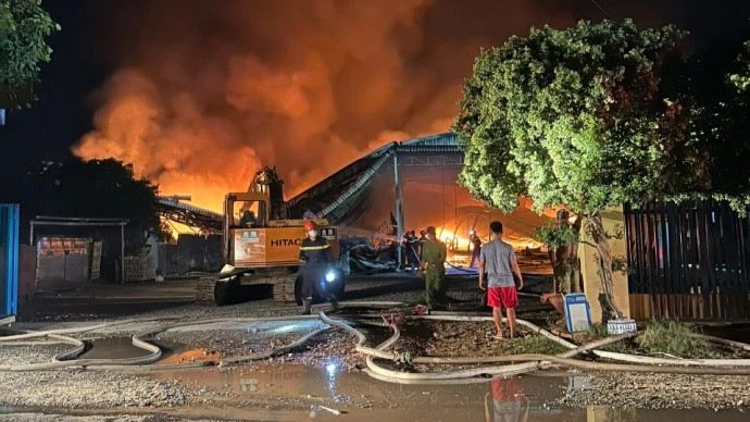 Ngọn lửa bùng phát, các lực lượng và người dân tích cực chữa cháy.