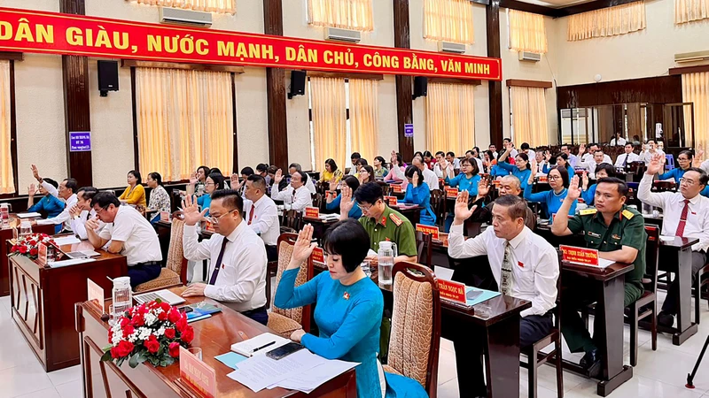 Đại biểu HĐND thành phố Vũng Tàu biểu quyết thông qua các Tờ trình Nghị quyết trình tại Kỳ họp thứ 8, HĐND thành phố Vũng Tàu. (Ảnh: baobariavungtau.com.vn)